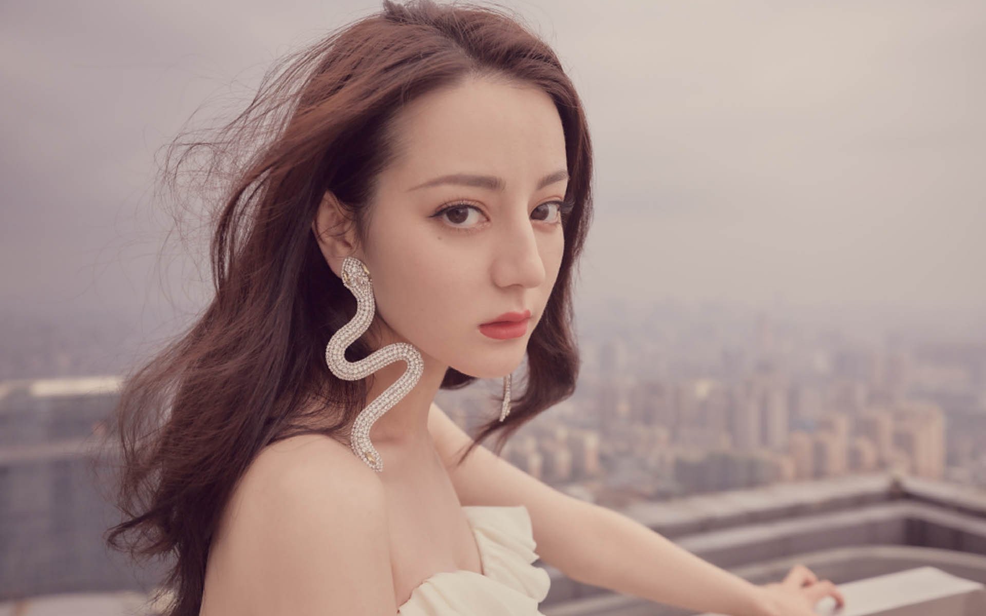 女子足球推广活动深入校园激发学生参与热情，以某大学推广足球活动为主题的简报